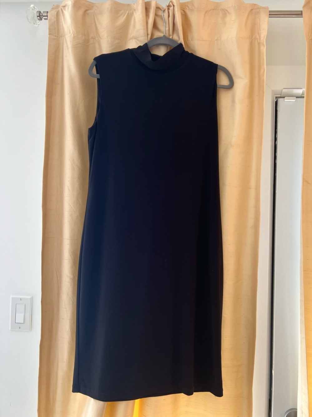 Frank Lyman Design Black Sleeveless Mock-Neck Shift Dress